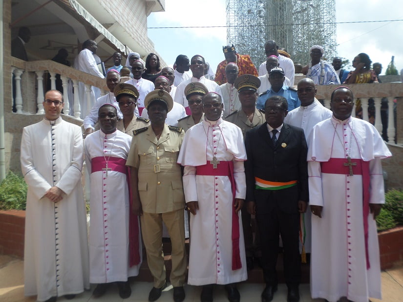 LA RECHERCHE DE LA PAIX EN COTE D’IVOIRE CONTINUE THE SEARCH FOR PEACE IN COTE D’IVOIR CONTINUES