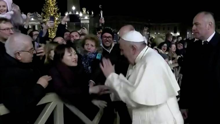 POPE APOLOGISES FOR SLAPPING AGGRESSIVE WOMAN’S HAND. xxx LE PAPE S’EXCUSE POUR GAGNER LA MAIN DE LA FEMME AGRESSIF.