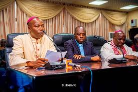 « ARRÊTEZ D’UTILISER LES PARTIS POLITIQUES POUR CRÉER DE L’INITIALITÉ ENTRE LES CHRÉTIENS »: BISOP MAMZA AVERTIT. XXX “STOP USING POLITICAL PARTIES TO CREATE ENMITY BETWEEN CHRISTIANS”: BISOP MAMZA WARNS.