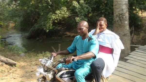 L’EVEQUE «IGWEBUIKE ONAH» APERÇU SUR UNE MOTO xxx BISHOP ‘IGWEBUIKE ONAH’ SPOTTED ON A MOTORBIKE