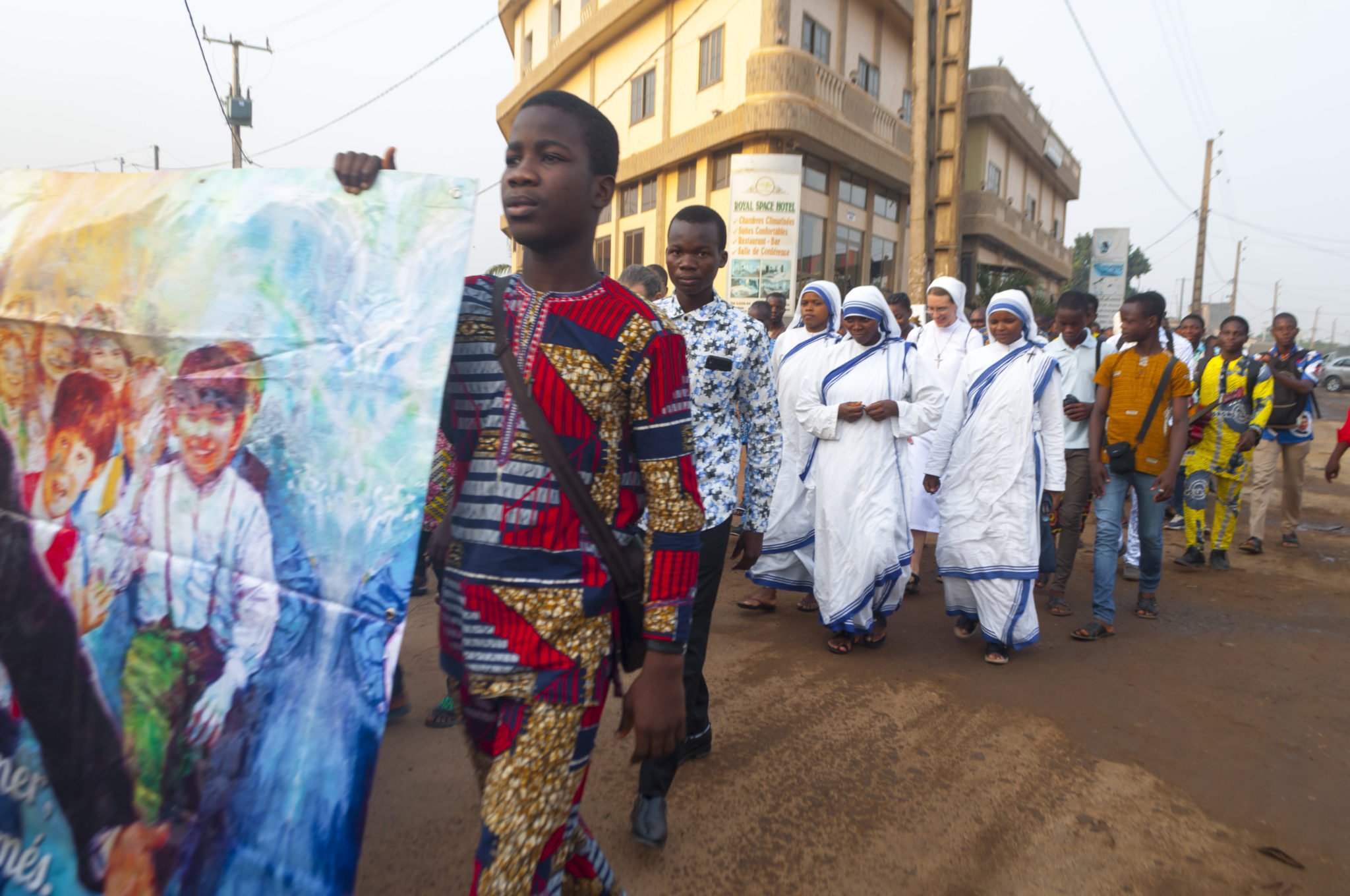 ASPIRANTS AND NUNS IN COTONOU MARCHED ROUND THE TOWN TO MARK THIS YEAR’S WORLD DAY OF CONSECRATED LIFE. xxxx DES ASPIRANTS ET DES RELIGIEUSES A COTONOU ONT FAIT LE TOUR DE LA VILLE POUR MARQUER LA JOURNEE MONDIALE DE LA VIE CONSACREE DE CETTE ANNEE.