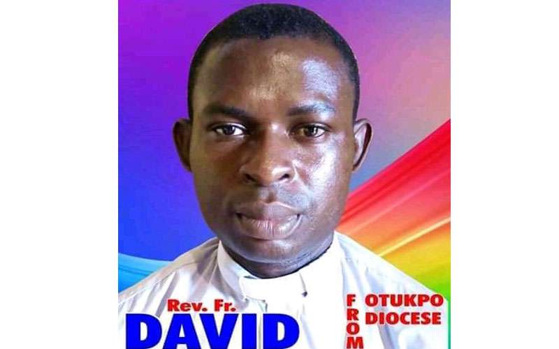 UN PRETRE NIGERIAN ENLEVE DIMANCHE APRES LA LIBERATION DE LA MESSE xxx NIGERIAN PRIEST ABDUCTED SUNDAY AFTER MASS HAS BEEN FREED