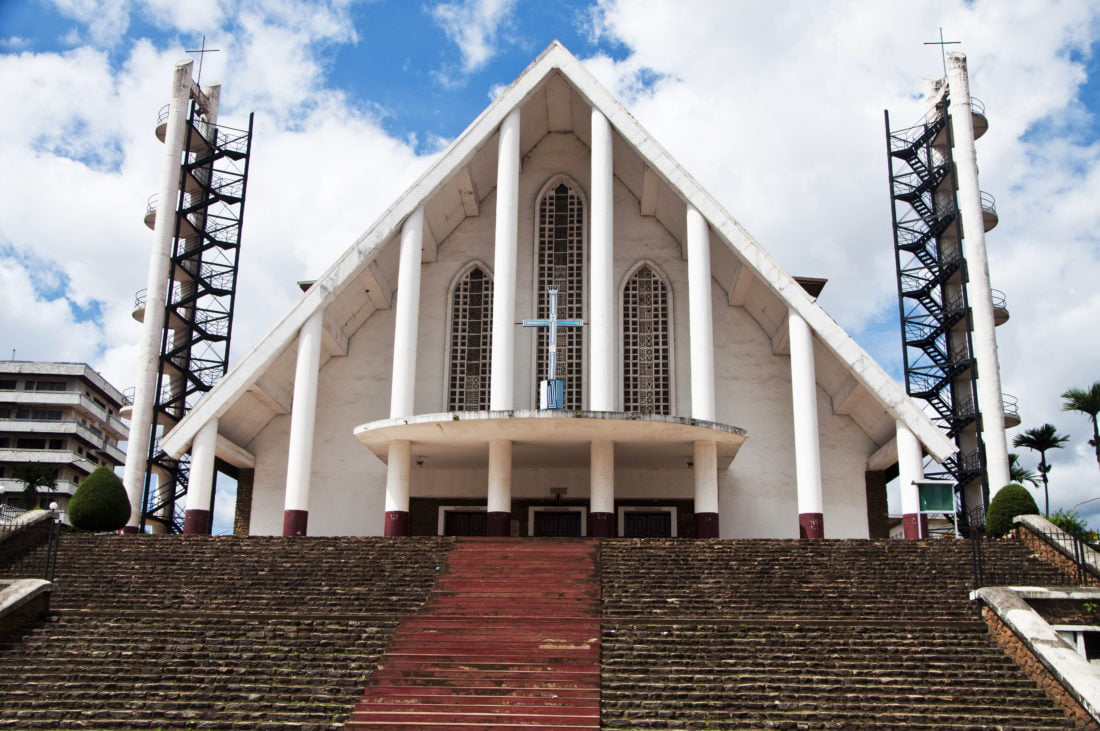 THE CHURCH IN YAOUNDÉ FINALLY SUSPENDS MASSES xxx  L’EGLISE DE YAOUNDE SUSPEND ENFIN LES MESSES