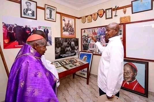PRESIDENT MUSEVENI OF UGANDA PAYS TRIBUTE TO CARDINAL xxx LE PRESIDENT MUSEVENI DOUGANDA REND HOMMAGE AU CARDINAL