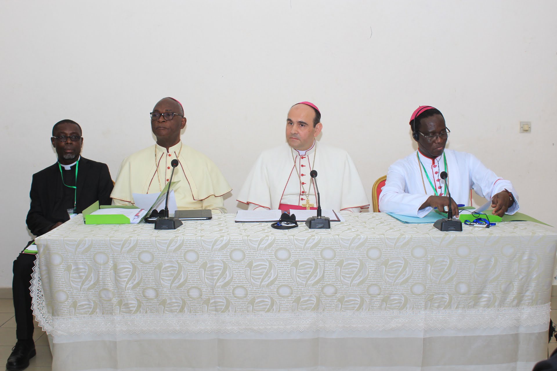 À LA RECHERCHE DE SOLUTIONS POUR LA SAISIE DES TERRES EN AFRIQUE ET LA DÉSHUMANISATION DES RÉFUGIÉS DANS LE MONDE. SEEKING SOLUTIONS FOR LAND GRABBING IN AFRICA AND THE DEHUMANIZATION OF REFUGEES IN THE WORLD.