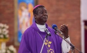 UM BISPO EM CAMARÕES ENCONTRA CURA AO NOVO CORONAVIRUS xxx UN ÉVÊQUE DE CAMEROUN TROUVE LA REMEDE CONTRE LE CORONAVIRUS xxx A BISHOP IN CAMEROUN FINDS CURE TO THE NOVEL CORONAVIRUS