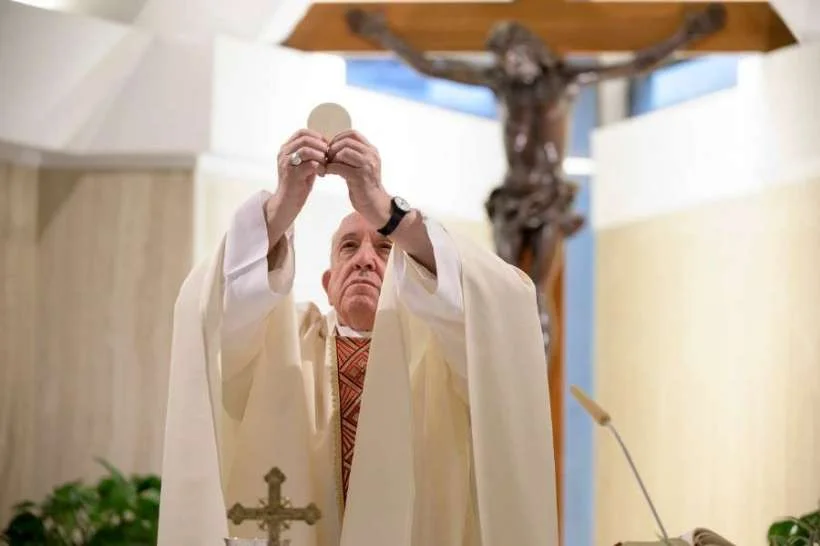 L&rsquo;EUCHARISTIE NOUS DONNE L&rsquo;AMOUR GUERISSEUR DU CHRIST DIT LE PAPE FRANÇOIS A EUCARISTIA NOS DÁ O AMOR CURADOR DE CRISTO, DIZ O PAPA FRANCISCO THE EUCHARIST GIVES US CHRIST&rsquo;S HEALING LOVE SAYS POPE FRANCIS
