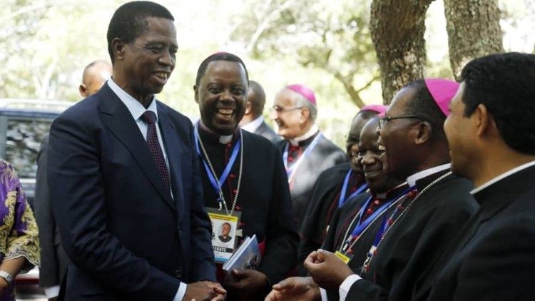 LES EVEQUES ZAMBIENS RENOUVELLENT LEURS APPELS AU RETRAIT DU PROJET DE LOI QUI DIVISE xxx BISPOS DA ZÂMBIA RENOVAM APELOS À RETIRADA DO PROJETO DE LEI DIVISIVO xxx ZAMBIAN BISHOPS RENEW CALLS FOR THE WITHDRAWAL OF DIVISIVE BILL