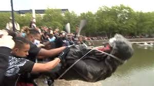 LA STATUE DU MARCHAND D’ESCLAVES BRITANNIQUE RENVERSEE LORS DES MANIFESTATIONS CONTRE LE RACISME xxx THE STATUE OF BRITISH SLAVE TRADER TOPPLED IN ANTI-RACISM PROTESTS