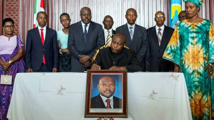 CORONAVÍRUS PERSEGUE ELITE POLÍTICA DO BURUNDI APÓS A MORTE DO PRESIDENTE LE CORONAVIRUS TRAQUE L’ELITE POLITIQUE DU BURUNDI APRES LA MORT DU PRESIDENT CORONAVIRUS STALKS BURUNDI’S POLITICAL ELITE AFTER PRESIDENT’S DEATH