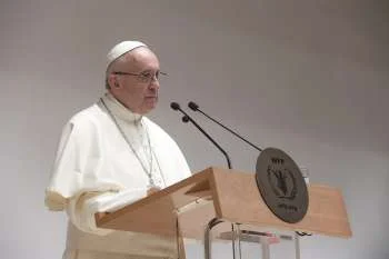 O SANTO PADRE FRANCISCO FALA SOBRE A DIGNIDADE HUMANA xxx LE SAINT-PERE LE PAPE FRANÇOIS INSISTE SUR LA DIGNITE HUMAINE xxx THE HOLY FATHER POPE FRANCIS HARPS ON HUMAN DIGNITY