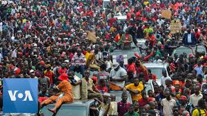 AFFRONTEMENTS ALORS QUE LES GUINEENS RETOURNENT DANS LES RUES CONTRE CONDE xxx CONFRONTOS QUANDO GUINEENSES RETORNAM ÀS RUAS CONTRA CONDE xxx CLASHES AS GUINEANS RETURN TO THE STREETS AGAINST CONDE
