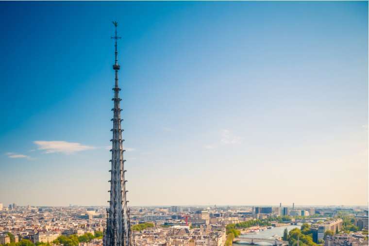 TORRE DA CATEDRAL DE NOTRE DAME PARA RECEBER UM DESIGN DE NOTÍCIAS XXX LA FLECHE DE LA CATHEDRALE NOTRE-DAME POUR RECEVOIR UN NOUVEAU DESIGN XXX NOTRE DAME CATHEDRAL SPIRE TO RECEIVE A NEWS DESIGN