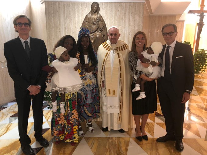 LE PAPE FRANÇOIS BAPTISE LES JUMEAUX SIAMOIS SEPARES xxx PAPA FRANCISCO BATIZA OS GÊMEOS SIAMESES SEPARADOS xxx POPE FRANCIS BAPTIZES THE SEPARATED CONJOINED TWINS