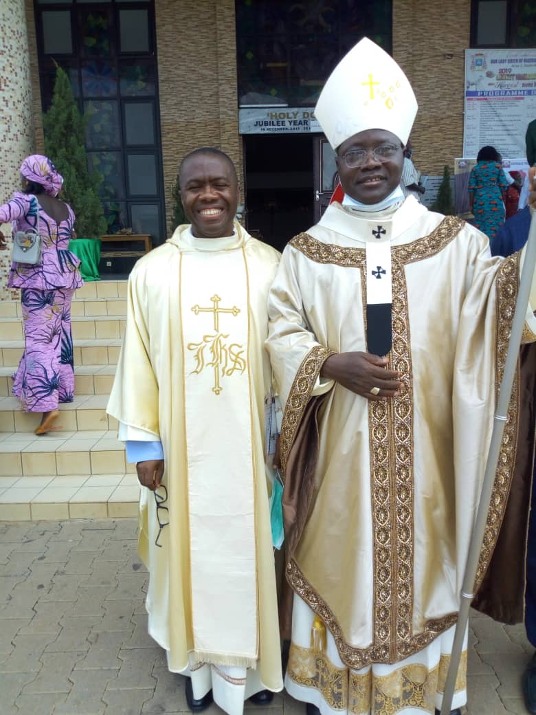 L’ARCHEVEQUE KAIGAMA PARLE DU CAMA LORS DE SON INVESTITURE xxx O ARCEBISPO KAIGAMA FALA SOBRE CAMA EM SUA INVESTIDURA xxx ARCHBISHOP KAIGAMA HARPS ON CAMA AT HIS INVESTITURE