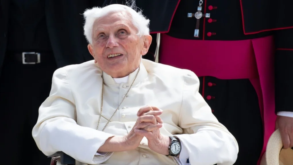 PAPE BENOIT XVI «  EXTREMEMENT FRAGILE  » xxx EX-PAPA BENTO XVI &lsquo;EXTREMAMENTE FRÁGIL&rsquo; xxx FORMER POPE BENEDICT XVI &lsquo;EXTREMELY FRAIL&rsquo;