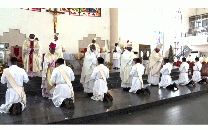 O PRESIDENTE DA RECOWACERAO ORDAINS SETE EM SEU PAÍS xxx LE PRESIDENT DE RECOWACERAO ORDAINS SEPT DANS SON PAYS xxx THE PRESIDENT OF RECOWACERAO ORDAINS SEVEN IN HIS COUNTRY