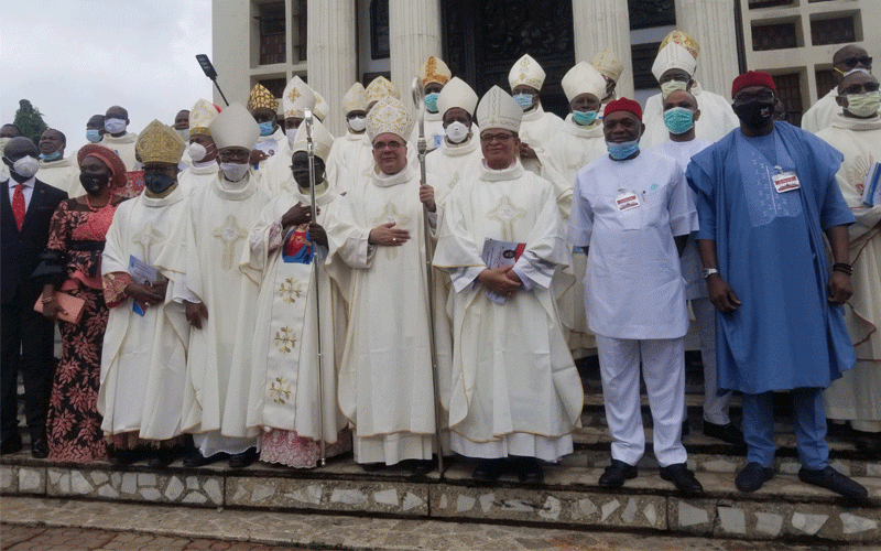 O BISPO AUXILIAR DE UMUAHIA, NIGÉRIA, INSTALOU xxx L’EVEQUE AUXILIAIRE D’UMUAHIA, NIGERIA A INSTALLE xxx THE AUXILIARY BISHOP OF UMUAHIA, NIGERIA INSTALLED