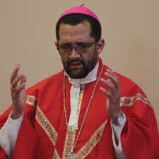 UN PAS POUR DEVENIR «REPUBLIQUE DE LA CORRUPTION», SE LAMENTE L’EVEQUE. xxx UM PASSO PARA SE TORNAR A “REPÚBLICA DA CORRUPÇÃO”, LAMENTA O BISPO. xxx A STEP TO BECOMING “REPUBLIC OF CORRUPTION,” BISHOP LAMENTS.