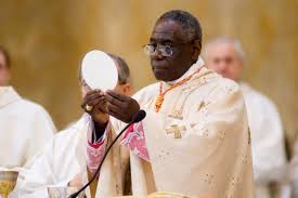 LE CARDINAL SARAH APPELLE A UN RETOUR A L’EUCHARISTIE XXX O CARDEAL SARAH PEDE UM RETORNO À EUCARISTIA XXX CARDINAL SARAH CALLS FOR A RETURN TO THE EUCHARIST