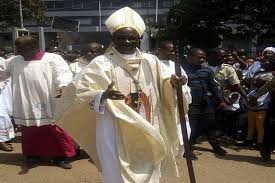 « L’EGLISE EST TOUJOURS VICTIME D’EXPROPRIATIONS ILLEGALES », A DÉCLARÉ L’ÉVÊQUE XXX “A IGREJA AINDA É VÍTIMA DE DESAPROPRIAÇÕES ILEGAIS”, DECLARA O BISPO XXX « THE CHURCH IS STILL A VICTIM OF ILLEGAL EXPROPRIATIONS », BISHOP DECLARED