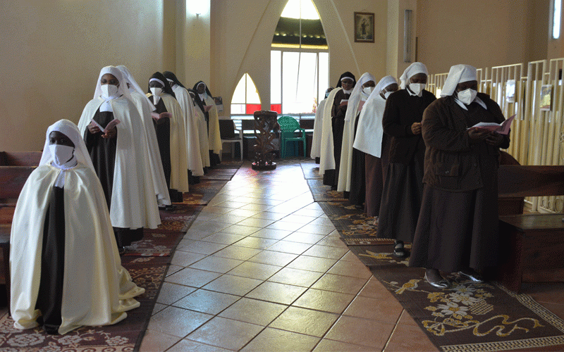 LES RELIGIEUSES AFRICAINES DOIVENT SE DETACHER DES «CHOSES DU MONDE» xxx FREIRAS AFRICANAS INCENTIVADAS A SE SEPARAREM DAS « COISAS MUNDANAS » xxx AFRICAN NUNS URGED TO DETACH THEMSELVES FROM “WORLDLY THINGS”