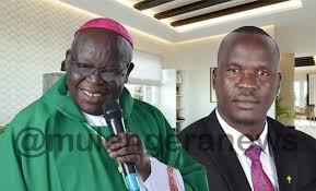 A POLÍTICA ATIVA ATENUA O MINISTÉRIO DE UM PADRE DE UGANDA. xxx LA POLITIQUE ACTIVE ATTENUE LE MINISTERE D’UN PRETRE OUGANDAIS. xxx ACTIVE POLITICS MITIGATES AGAINST THE MINISTRY OF A UGANDAN PRIEST.