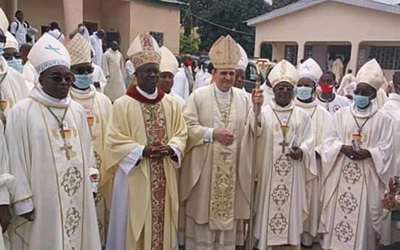 EIS O BISPO DA NOVA COSTA DO MARFIM xxx VOICI LE NOUVEL ÉVÊQUE IVOIRIEN xxx BEHOLD THE NEW IVORIAN BISHOP
