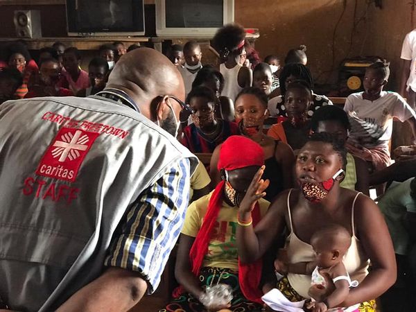 CARITAS EN SIERRA LEONE VA MENDIER POUR LES ENFANTS A L’ETRANGER — CARITAS EM SERRA LEOA IMPLORANDO POR CRIANÇAS NO EXTERIOR — CARITAS IN SIERRA LEONE GO BEGGING FOR CHILDREN ABROAD