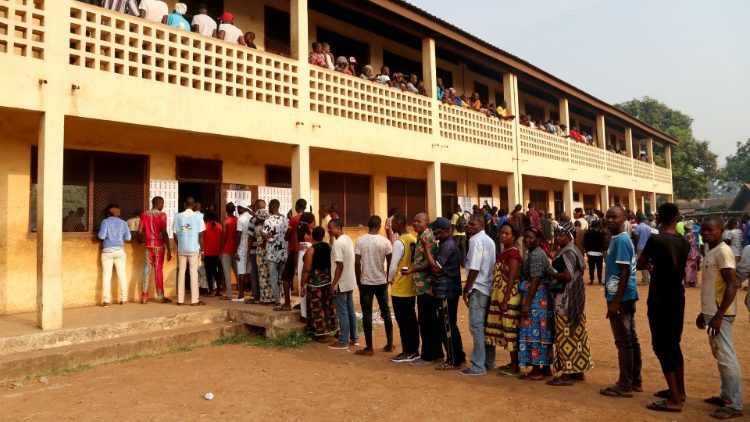 LA REPUBLIQUE CENTRAFRICAINE VOTE DANS UN CONTEXTE DE TROUBLES RELATIFS — REPÚBLICA CENTRO-AFRICANA VOTA EM MEIO A RELATIVA AGITAÇÃO — CENTRAL AFRICAN REPUBLIC VOTES AMID RELATIVE UNREST
