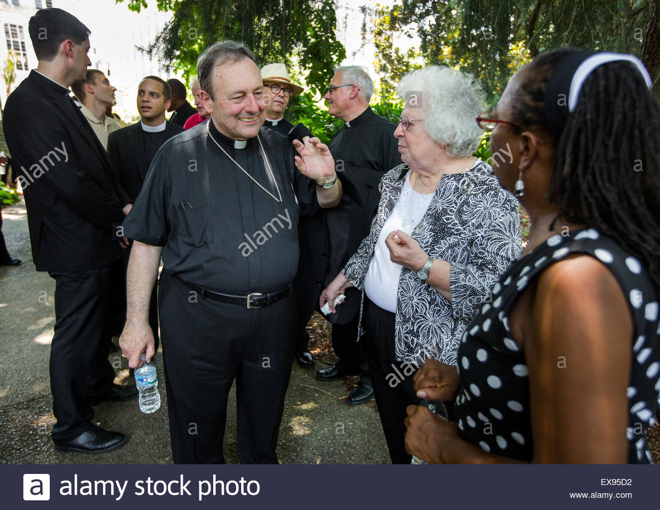 L’EVEQUE DE CHARLESTON LIBERE PAR LE VATICAN POUR ABUS — O BISPO DE CHARLESTON FOI LIBERTADO PELO VATICANO POR ALEGAÇÃO DE ABUSO — THE BISHOP OF  CHARLESTON SET FREE BY THE VATICAN OVER ABUSE CLAIM