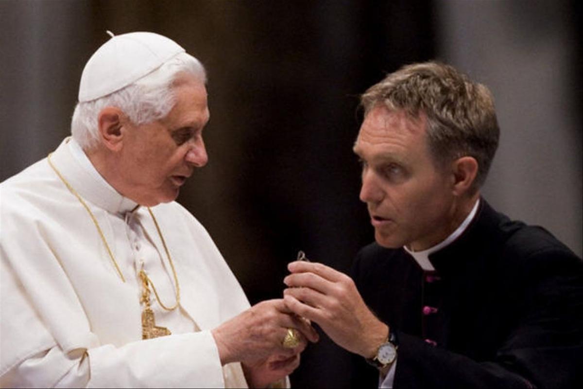 LE SECRETAIRE DU PAPE BENOIT XVI OUVRE LA VIE AVEC LE PAPE — O SECRETÁRIO DO PAPA BENTO XVI ABRE VIDA COM O PAPA — THE SECRETARY OF POPE BENEDICT OPENS UP LIFE WITH THE POPE