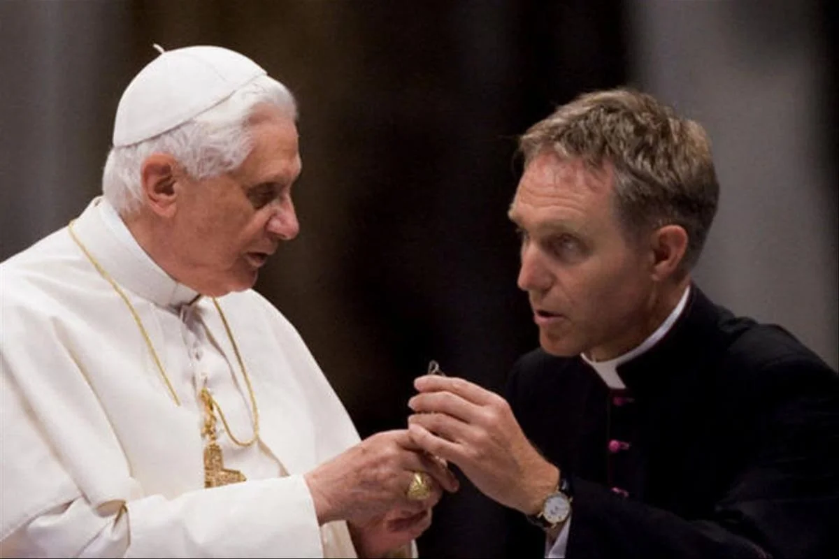 LE SECRETAIRE DU PAPE BENOIT XVI OUVRE LA VIE AVEC LE PAPE — O SECRETÁRIO DO PAPA BENTO XVI ABRE VIDA COM O PAPA — THE SECRETARY OF POPE BENEDICT OPENS UP LIFE WITH THE POPE