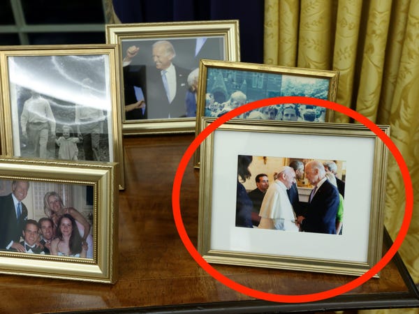 JOE BIDEN, DOS EUA, ADORNA O SALÃO OVAL COM SÍMBOLOS RELIGIOSOS — JOE BIDEN, DES ÉTATS-UNIS, ORNE LE BUREAU OVALE DE SYMBOLES RELIGIEUX — JOE BIDEN OF THE USA ADORNS OVAL OFFICE WITH RELIGIOUS SYMBOLS