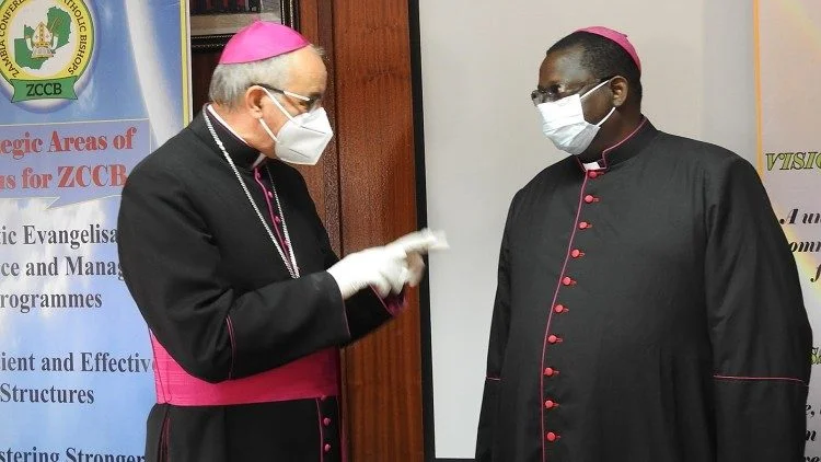 BISPO DA ZÂMBIA SUCUMBE MORRE DE COMPLICAÇÕES RELACIONADAS AO COVID-19 — UN EVEQUE ZAMBIEN SUCCOMBE A LA MORT DES COMPLICATIONS LIEES AU COVID-19 — ZAMBIAN BISHOP SUCCUMBS DIES OF COVID-19-RELATED COMPLICATIONS.