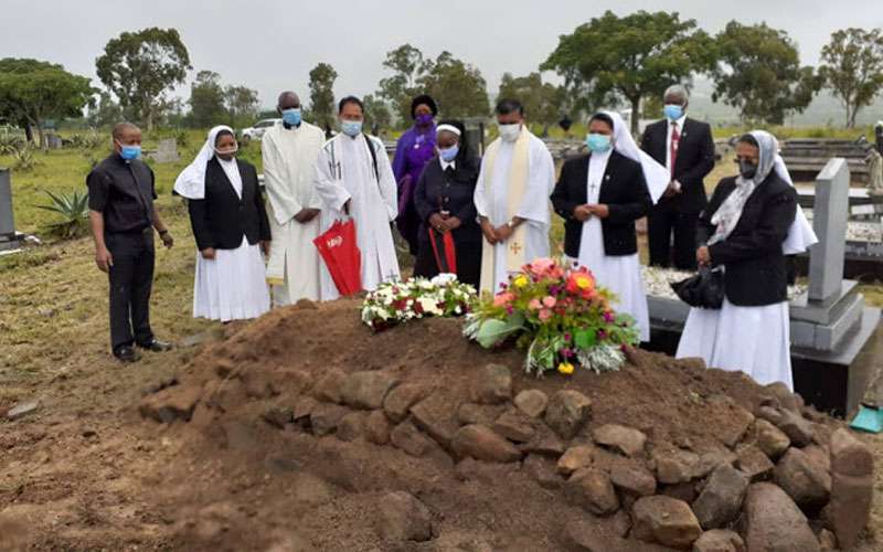 VOICI LE PREMIER PRETRE DU SWAZILAND A SUCCOMBER AU COVID-19 — EIS O PRIMEIRO SACERDOTE DA SUAZILÂNDIA A SUCUMBIR AO COVID-19 — BEHOLD THE FIRST PRIEST IN SWAZILAND TO SUCCUMB TO COVID-19