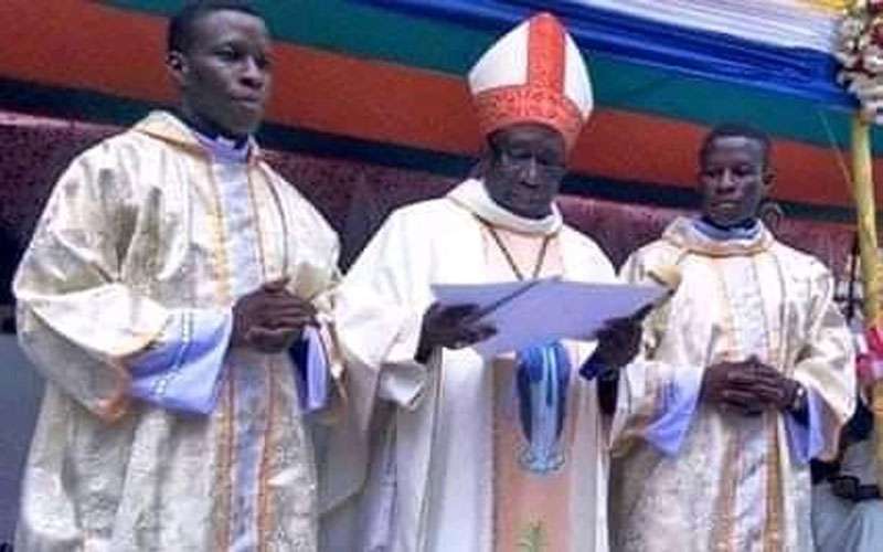 IRMÃOS GÊMEOS, PEDRO E ANDRÉ, SACERDOTES ORDENADOS EM UGANDA — FRERES JUMEAUX, PETER ET ANDREW, ORDONNES PRETRES EN OUGANDA — TWIN BROTHERS, PETER AND ANDREW, ORDAINED PRIESTS IN UGANDA