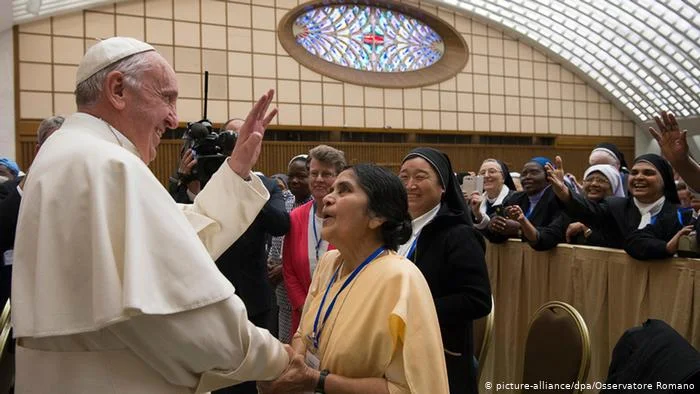 APOIE AS MÃES NESTA TEMPORADA DO CORONAVIRUS, DISSE O PAPA FRANCISCO — SOUTENEZ LES MERES DANS CETTE SAISON DE CORONAVIRUS, A DECLARE LE PAPE FRANÇOIS — SUPPORT MOTHERS IN THIS CORONAVIRUS SEASON SAID, POPE FRANCIS