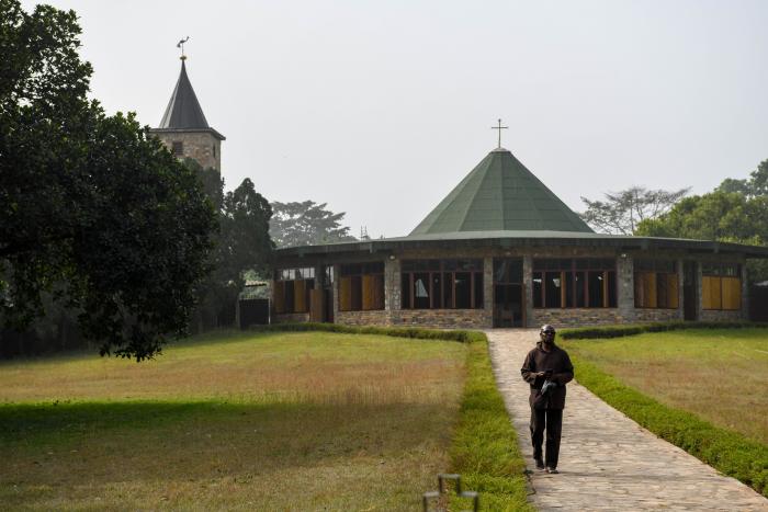 POR QUE ALGUMAS IGREJAS AINDA ESTÃO FECHADAS, PERGUNTOU O TOGOLÊS? — POURQUOI CERTAINES EGLISES SONT-ELLES TOUJOURS FERMEES, A DEMANDE LES TOGOLAIS? — WHY ARE SOME CHURCHES STILL CLOSED, TOGOLESE ASKED?