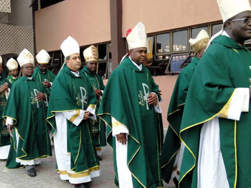 LES EVEQUES AFRICAINS FACE A FACE AVEC LES VACCINS COVID-19 — BISPOS AFRICANOS FRENTE A FRENTE COM VACINAS COVID-19 — AFRICAN BISHOPS FACE TO FACE WITH COVID-19 VACCINES