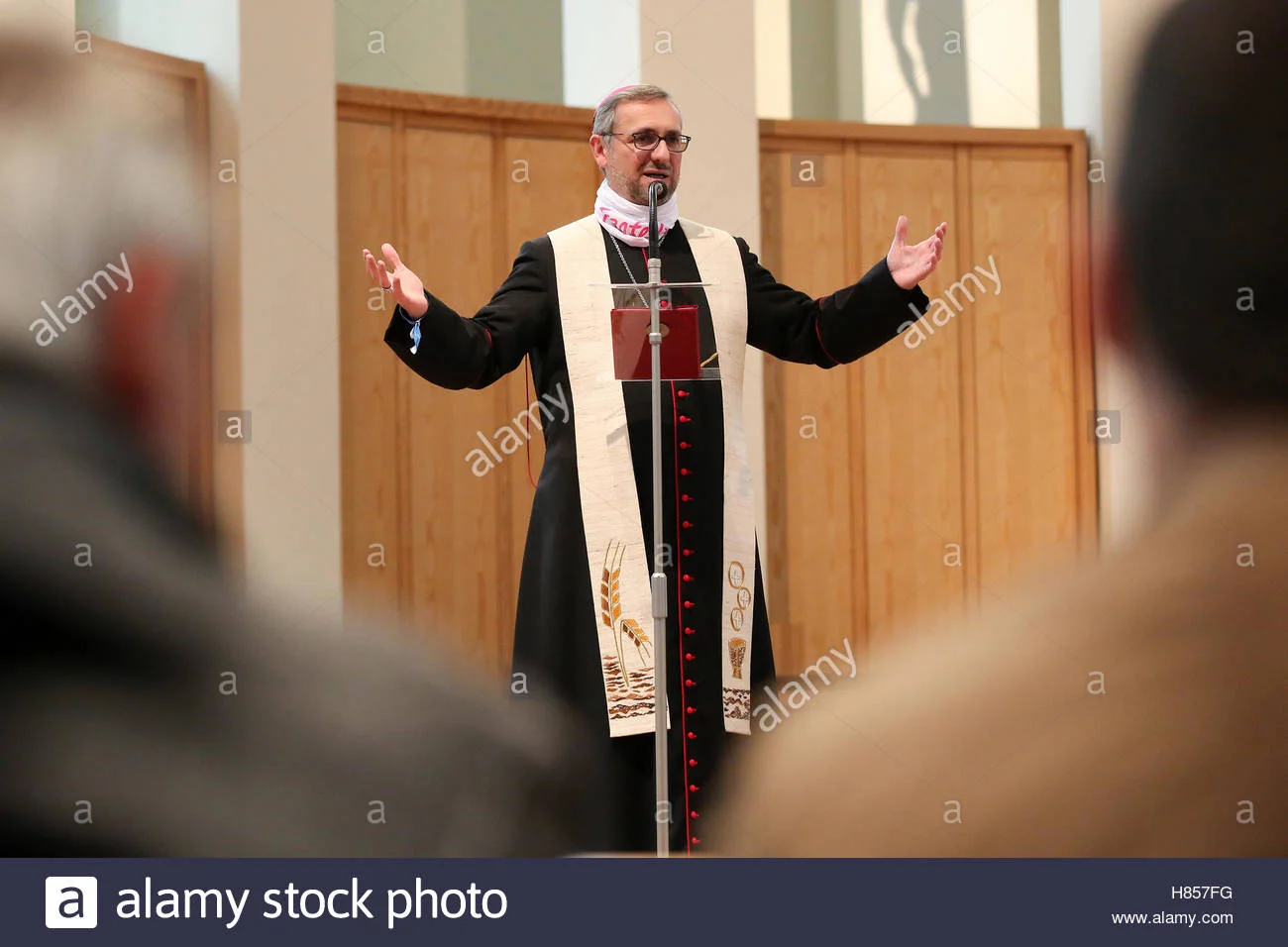 L&rsquo;ARCHEVEQUE CATHOLIQUE ALLEMAND PROPOSE DE DEMISSIONNER DE SES FONCTIONS — ARCEBISPO CATÓLICO ALEMÃO SE OFERECE PARA RENUNCIAR AO CARGO — GERMAN CATHOLIC ARCHBISHOP OFFERS TO RESIGN FROM OFFICE