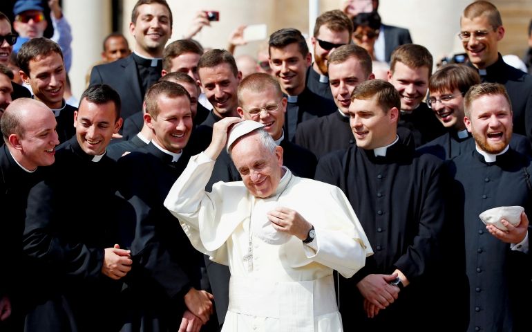 PAPA FRANCISCO ADVERTE PADRES E SEMINARISTAS — LE PAPE FRANÇOIS MET EN GARDE LES PRETRES ET LES SEMINARISTES — POPE FRANCIS CAUTIONS PRIESTS AND SEMINARIANS