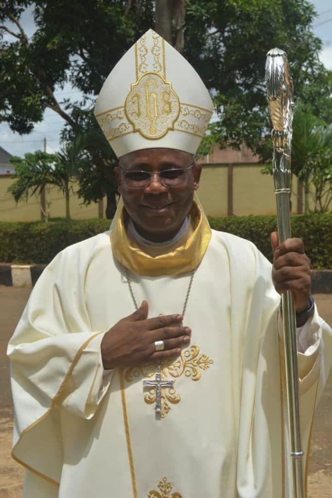NIGÉRIA PERDE UM BISPO DA LINHA DE FRENTE — LE NIGERIA PERD UN EVEQUE DE PREMIERE LIGNE — NIGERIA LOSES A FRONTLINE BISHOP