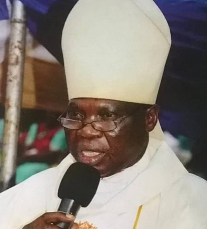 LORS DE L’ENTERREMENT DU PRETRE NIGERIAN ASSASSINE, L’ARCHEVEQUE PRIE — NO ENTERRO DO PADRE NIGERIANO ASSASSINADO, O ARCEBISPO PRAYS — AT BURIAL OF MURDERED NIGERIAN PRIEST, ARCHBISHOP PRAYS