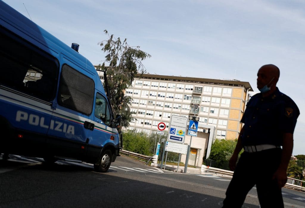 O SANTO PADRE SOFRE CIRURGIA — LE SAINT-PERE SUBIT UNE OPERATION CHIRURGICALE — THE HOLY FATHER UNDERGOES SURGERY