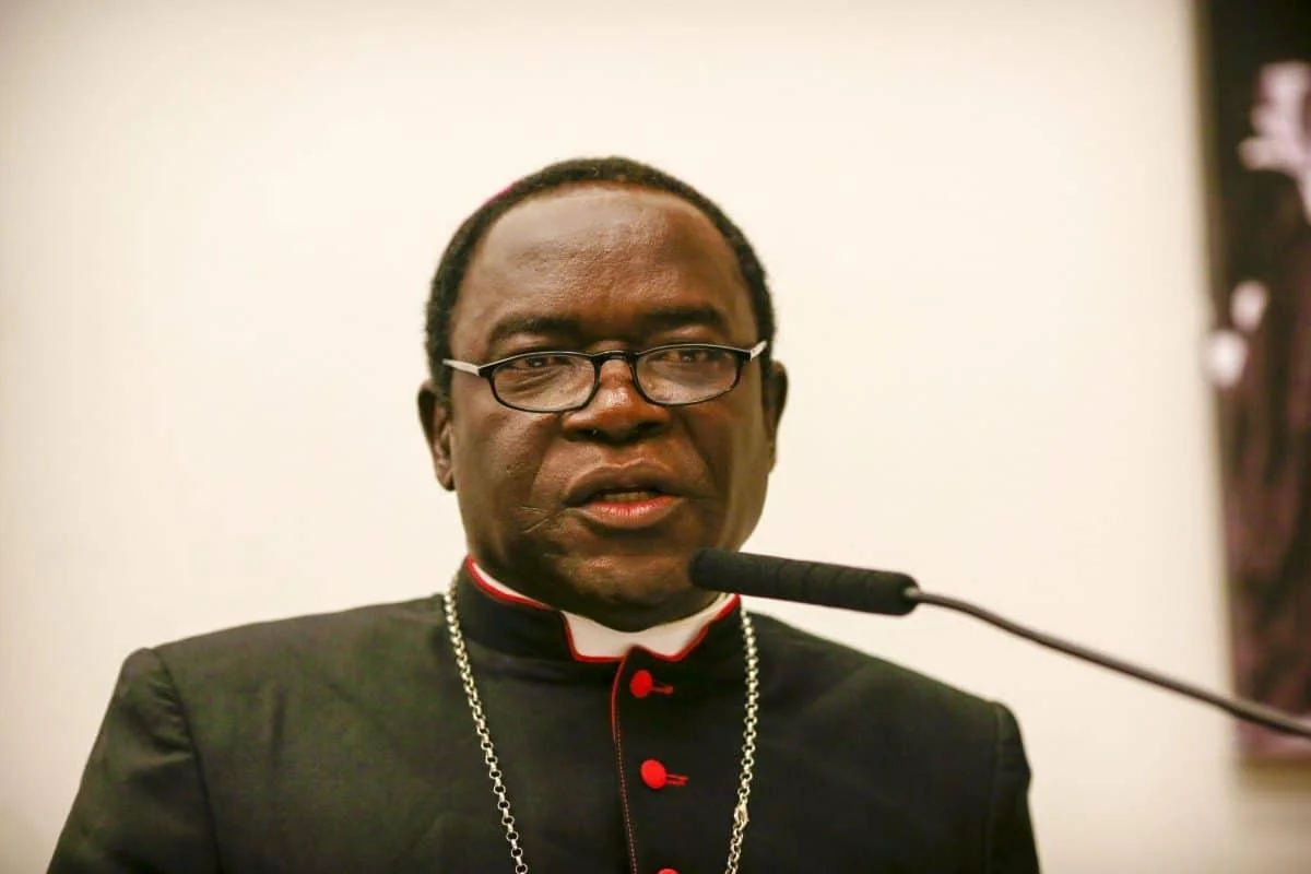 L&rsquo;EVEQUE NIGERIAN GARDE ESPOIR FACE A LA VIOLENCE GENERALISEE — BISPO NIGERIANO MANTÉM ESPERANÇA EM MEIO À VIOLÊNCIA DESENFREADA — NIGERIAN BISHOP KEEPS HOPE AMID RAMPANT VIOLENCE