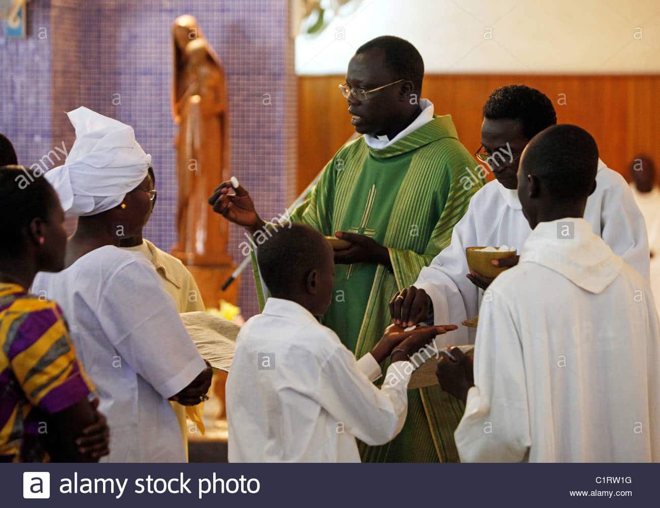 LE CHEF DU CONSEIL DES LAÏCS DU SENEGAL PARTICIPERA A LA PRISE DE DECISION — CHEFE DO CONSELHO DE LEIGOS NO SENEGAL PARTICIPARÁ DA TOMADA DE DECISÕES —  HEAD OF THE LAITY COUNCIL IN SENEGAL TO JOIN IN DECISION MAKING