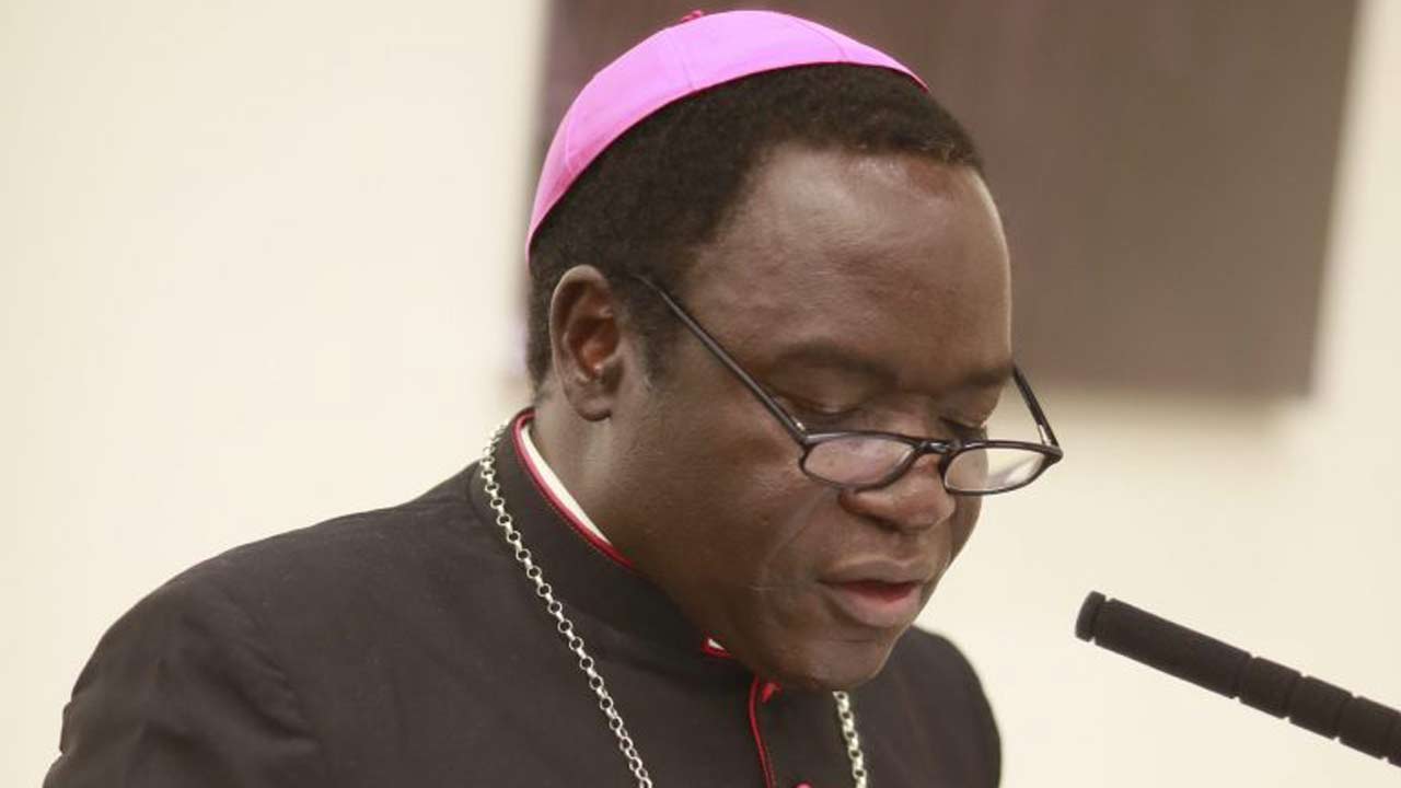 L’ÉVÊQUE KUKAH AVERTIT UN JOURNALISTE DES MÉDIAS AU NIGÉRIA— O BISHOP KUKAH AVISOS O REPÓRTER DA MÍDIA NA NIGÉRIA— BISHOP KUKAH WARNS MEDIA REPORTER IN NIGERIA