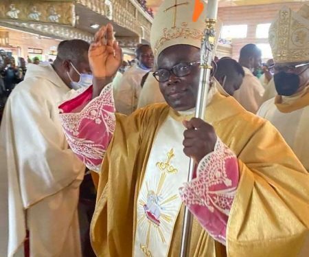 L’EVEQUE NIGERIAN NOUVELLEMENT ORDONNE DEVOILE SON ESPRIT — BISPO NIGERIANO RECÉM-ORDENADO DESCOBRE SUA MENTE — NEWLY ORDAINED NIGERIAN BISHOP BARES HIS MIND