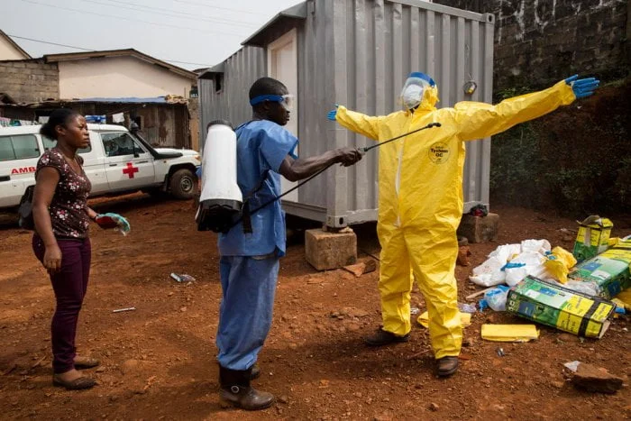 EBOLA EST PIRE QUE COVID-19, A DECLARE UN PRETRE CATHOLIQUE EN SIERRA LEONE — EBOLA É PIOR DO QUE COVID-19, DISSE UM PADRE CATÓLICO EM SERRA LEOA — EBOLA IS WORSE THAN COVID-19, SAID A CATHOLIC PRIEST IN SIERRA LEONE